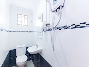 Family Suite, 2 Double Beds | Bathroom | Shower, bidet, towels - Hotel O Comfort (Ipoh)