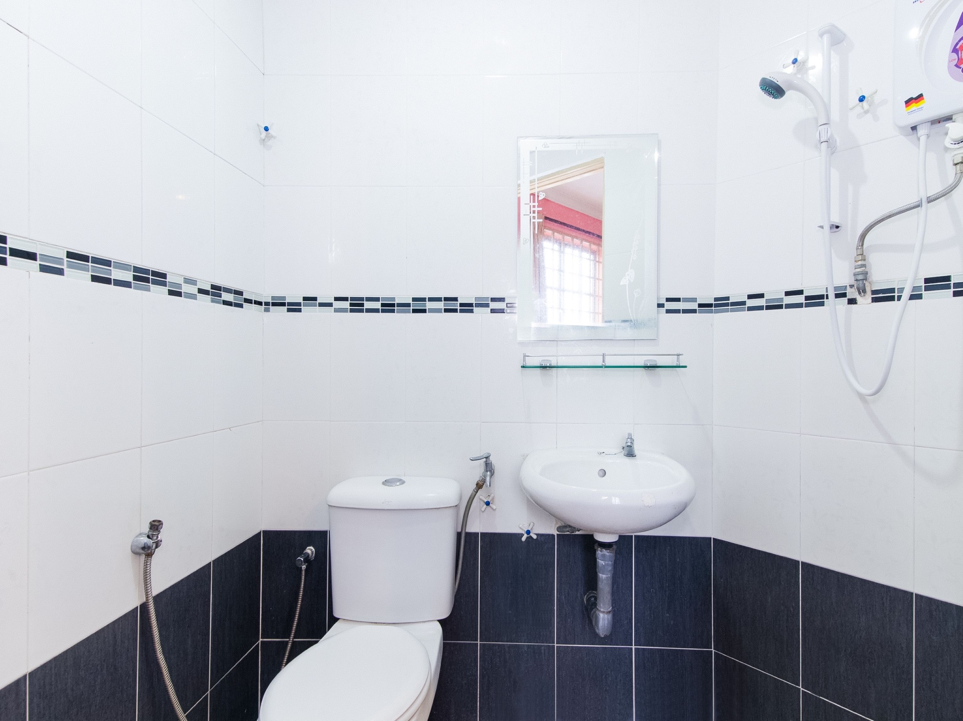 Un baño con inodoro, lavabo y ducha.