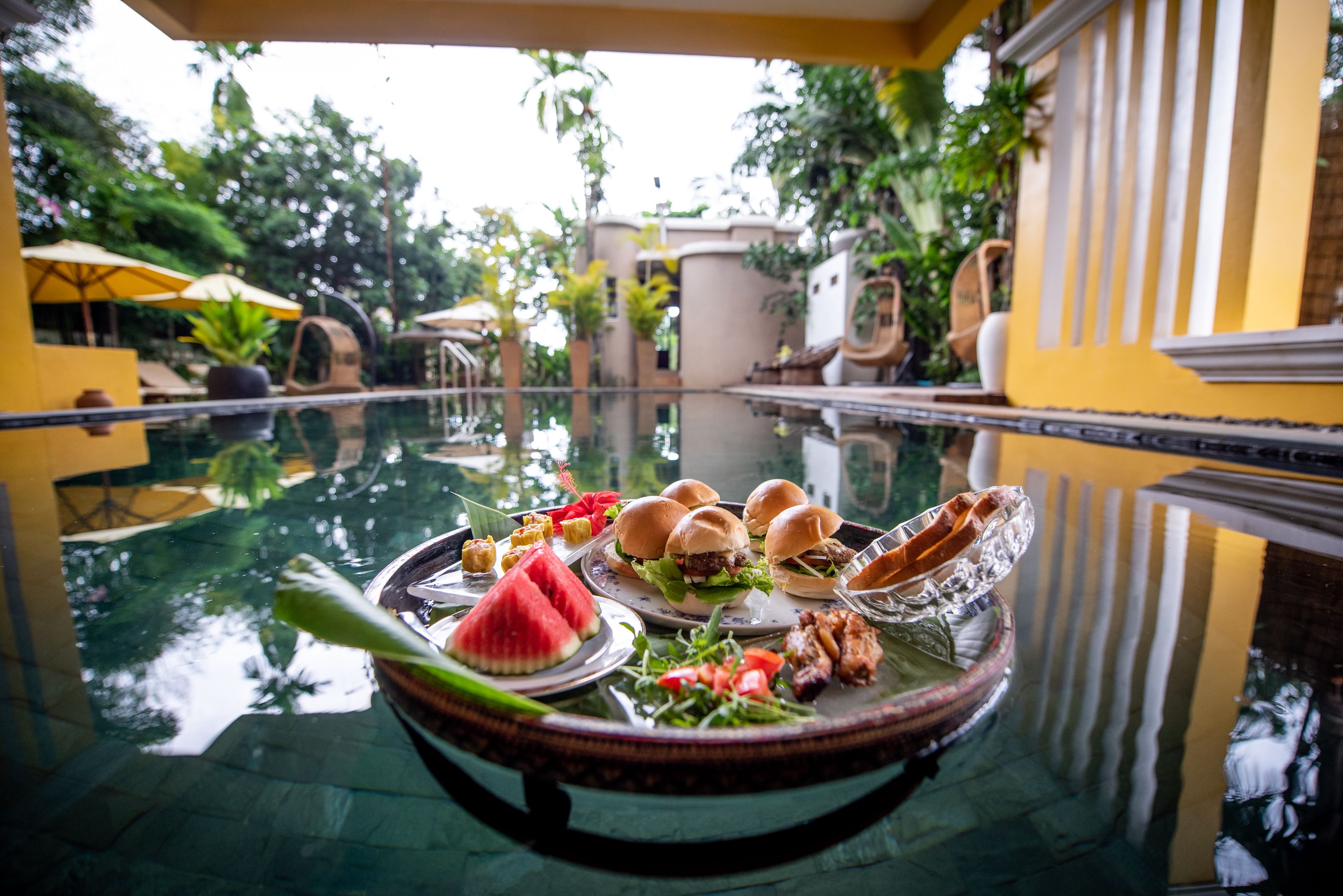 breakfast, lunch and dinner served