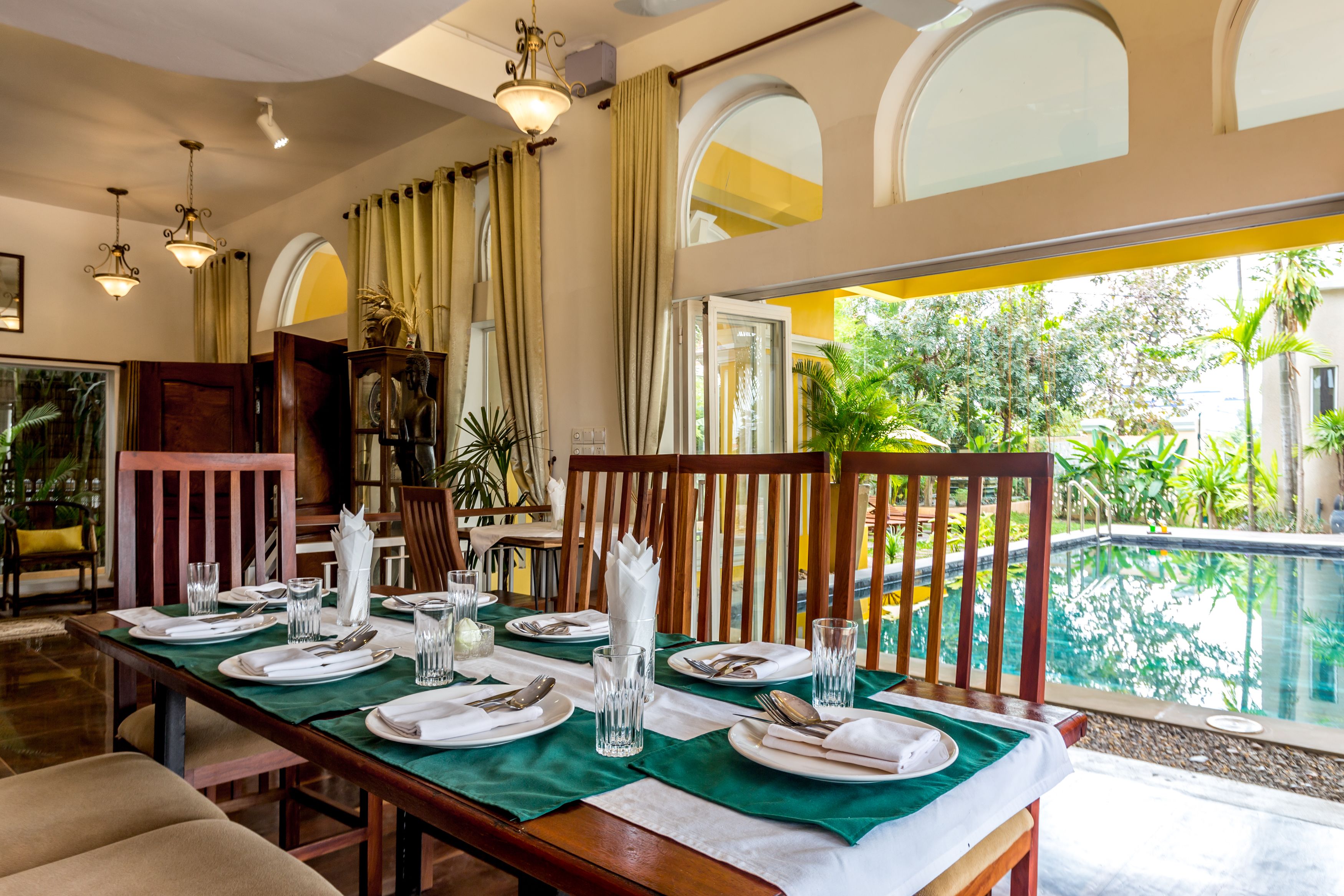 breakfast, lunch and dinner served