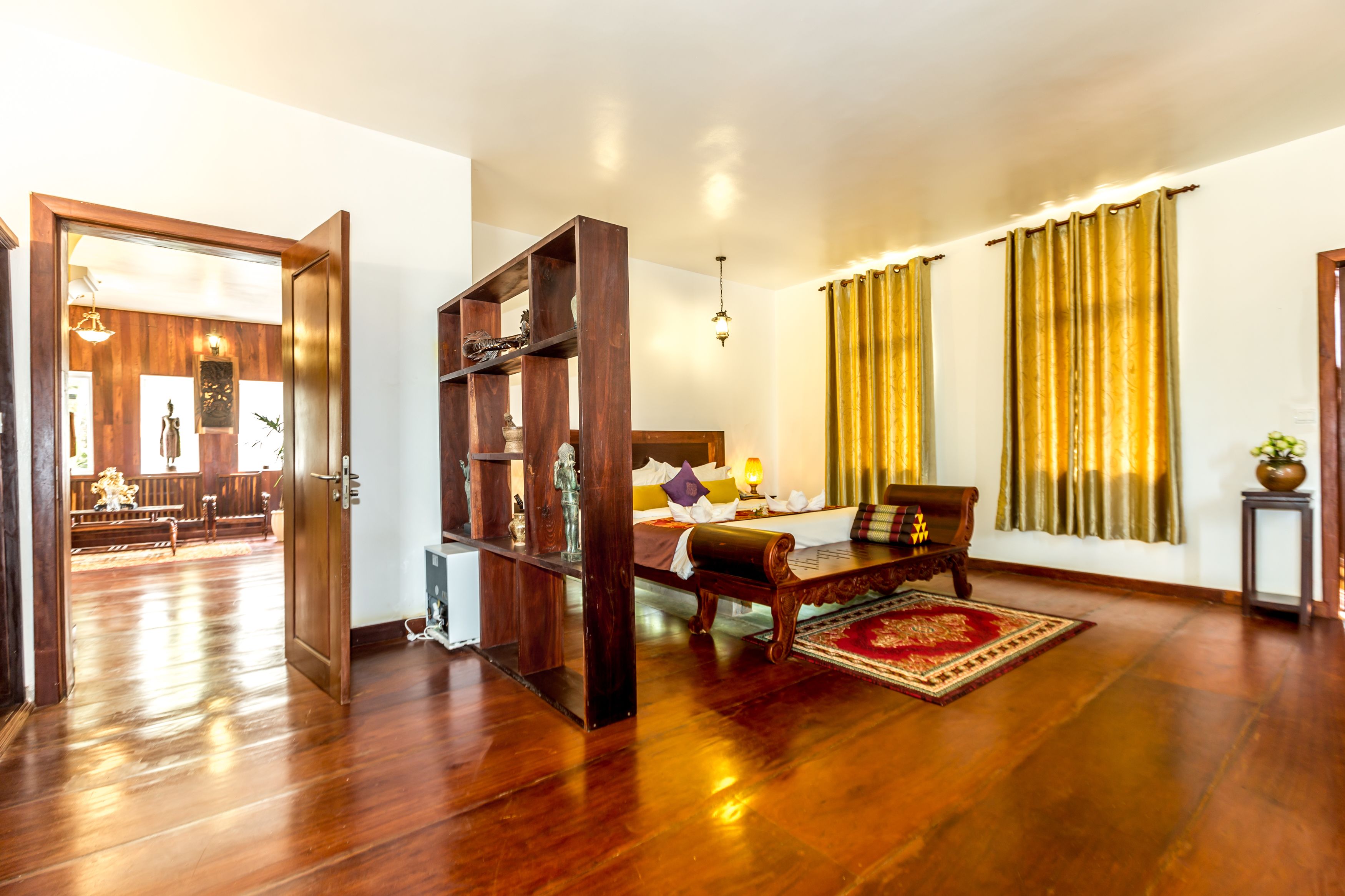 select comfort beds, minibar, in-room safe, desk