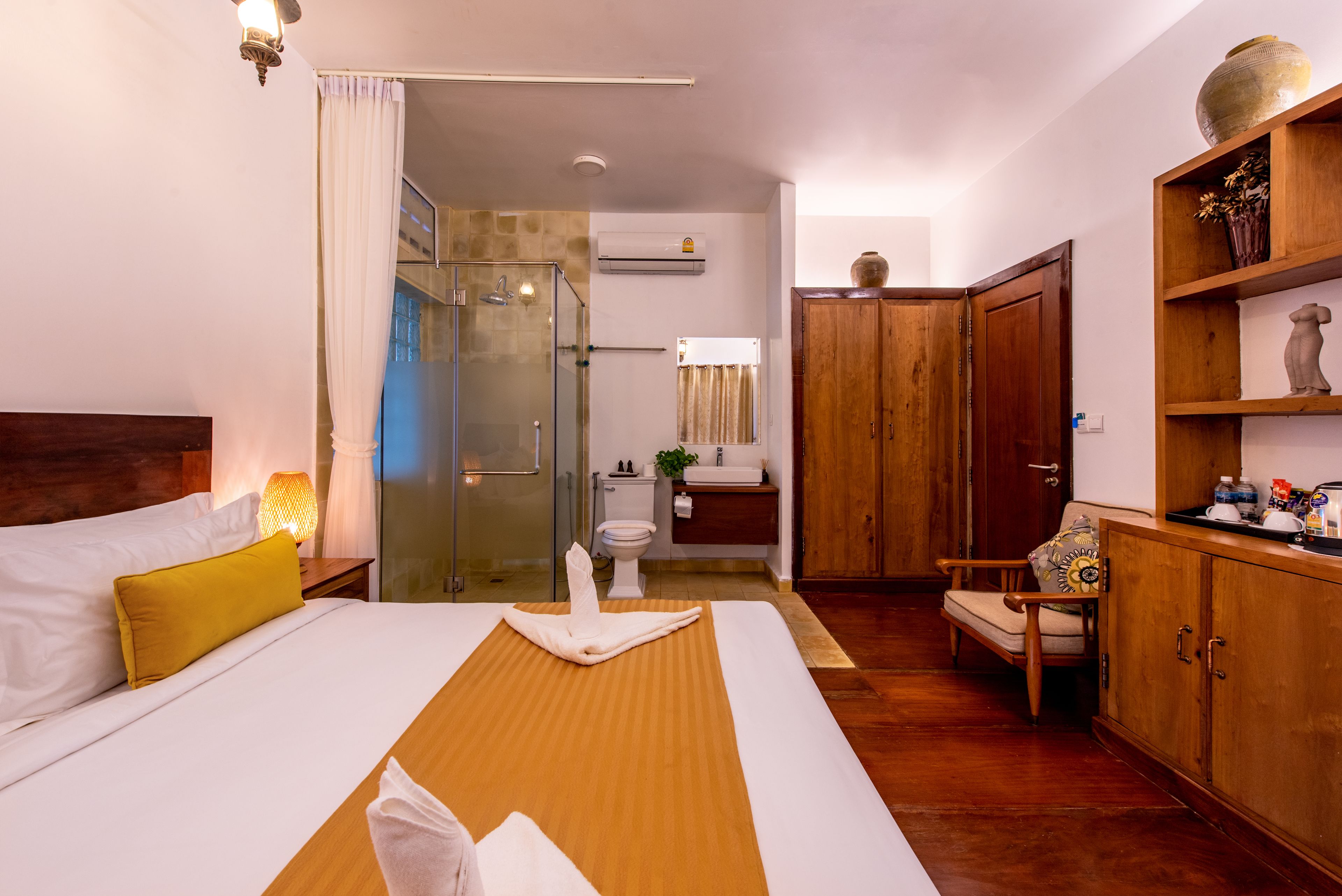 queen room | select comfort beds, minibar, in-room safe, desk