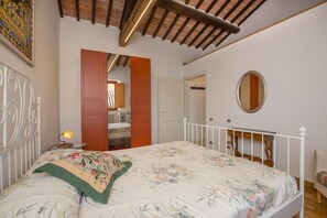 3 habitaciones, tabla de planchar con plancha, cuna de viaje y wifi 