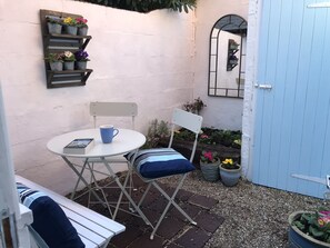 Terrace/patio - Pretty 18th century cottage centrally situated on Mermaid Street in Rye (Rye)