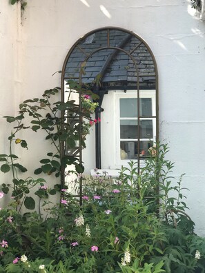 Exterior detail - Pretty 18th century cottage centrally situated on Mermaid Street in Rye (Rye)
