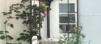 Pretty 18th century cottage centrally situated on Mermaid Street in Rye