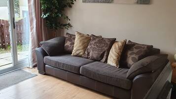 Fernseher, DVD-Player, Tischtennisplatte