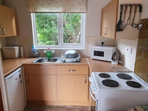 Fridge, microwave, oven, stovetop - Cornish Cottage in Hayle near to St Ives (Hayle)