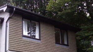 A two-story house with a wooden fence in front. - Cornish Cottage in Hayle near to St Ives (Hayle)