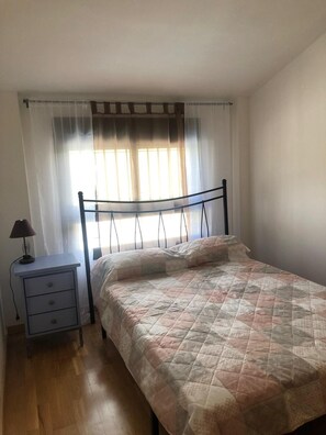 3 makuuhuonetta, silitysrauta/-lauta, vuodevaatteet