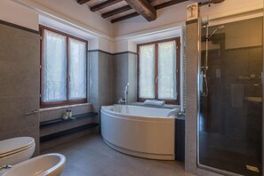 Douche, sèche-cheveux, bidet