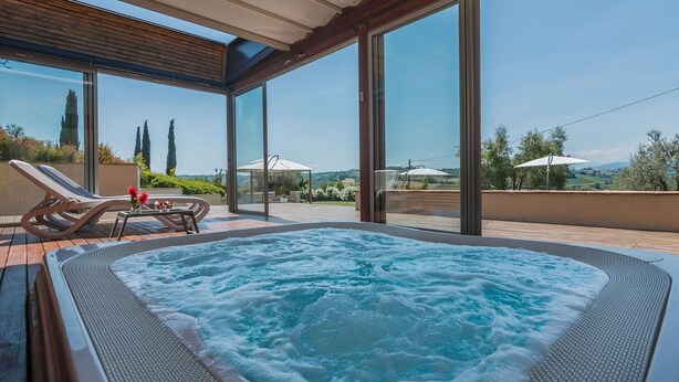Un jacuzzi con vistas al campo.