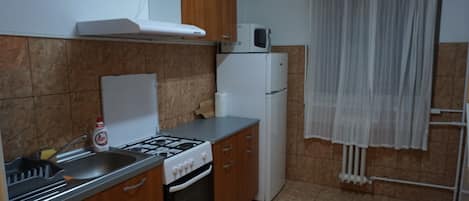 Microwave, cookware/dishes/utensils