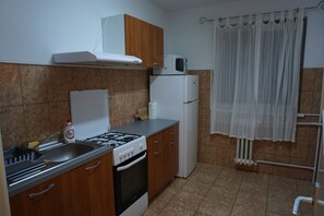 Microwave, cookware/dishes/utensils