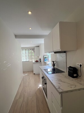 Een koelkast, een magnetron, een oven, een kookplaat