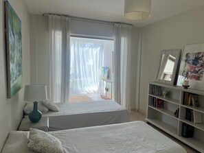 2 bedrooms, desk, iron/ironing board, travel cot - Lovely 2 bd 2 bath Marbella/ Estepona. Pool, wifi, aircon, Netflix (Estepona)