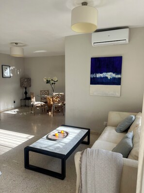 Smart TV, Netflix, books, streaming services - Lovely 2 bd 2 bath Marbella/ Estepona. Pool, wifi, aircon, Netflix (Estepona)