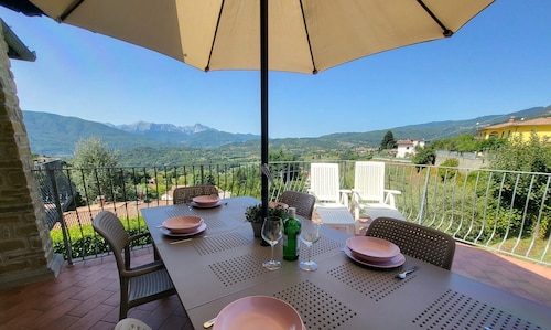 Montepigoli, private pool, stunning views, walk to restaurants/village,WIFI!