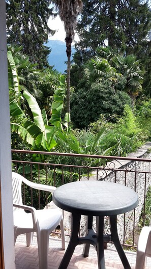 Outdoor dining - The charm of the center (Domaso)