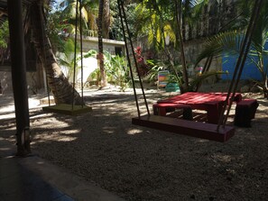 Phòng tập thể Economy, nhiều giường, không hút thuốc, quang cảnh sân vườn | Quang cảnh sân vườn