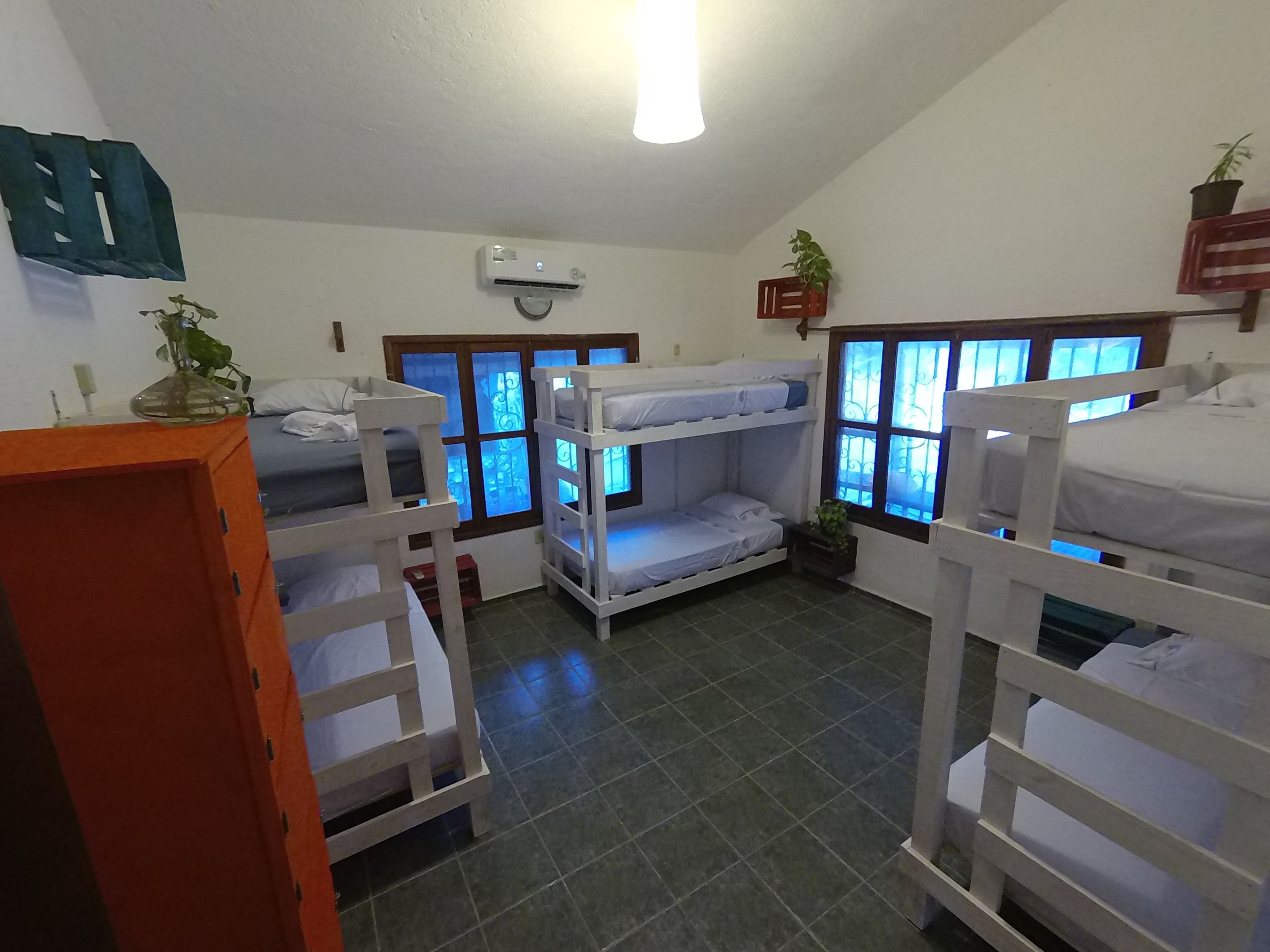 Phòng tập thể Economy, nhiều giường, không hút thuốc, quang cảnh sân vườn | 1 phòng ngủ, truy cập Internet không dây miễn phí, bộ trải giường 