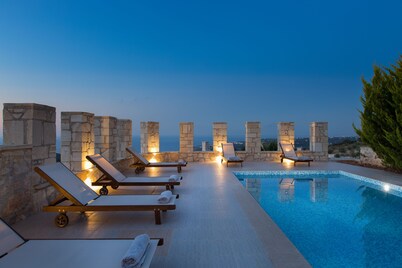 Villa Aeolos con piscina privada y vista al mar.