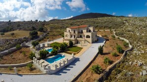 A Mediterranean-style villa with a swimming pool, terraced garden, and stone walls. - Only 10'min from Rethymno city (Rethymno)