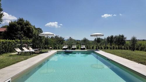 Haus mit privatem Garten in einer herrlichen Residenz mit großem Swimmingpool