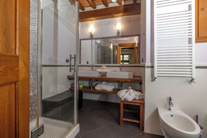 Duschwanne, Haartrockner, Bidet, Handtücher