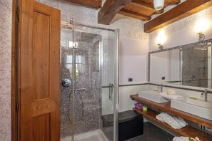 Een bad/douchecombinatie, een haardroger, een bidet, handdoeken
