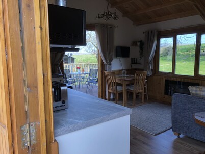 Cosy lodge with an outdoor bath on the Isle of Wight.