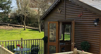 Cosy lodge with an outdoor bath on the Isle of Wight.