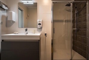 Dusche, Haartrockner, Bidet, Handtücher
