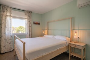 6 bedrooms, iron/ironing board, free WiFi, bed sheets