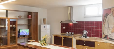 Private kitchen | Fridge, microwave, oven, stovetop