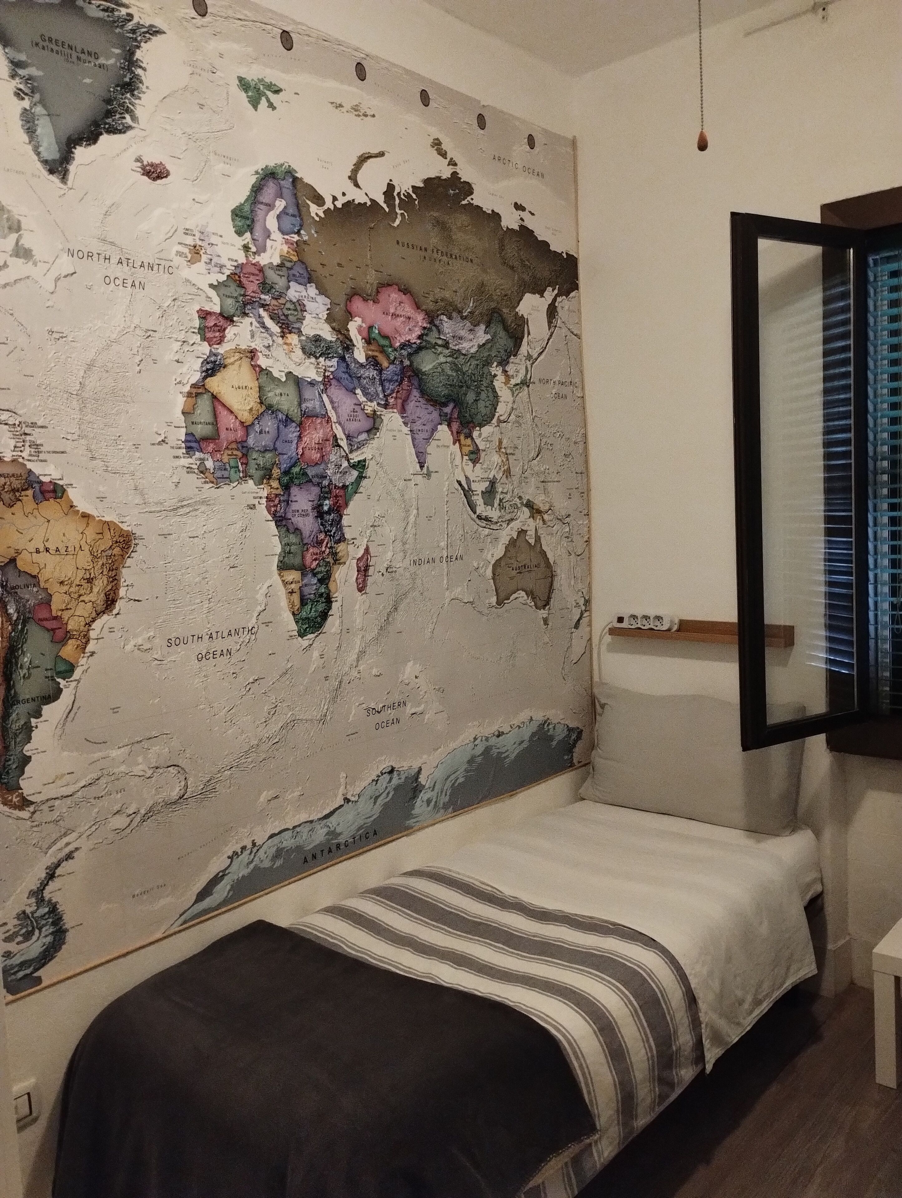 2 habitaciones, escritorio y tabla de planchar con plancha 