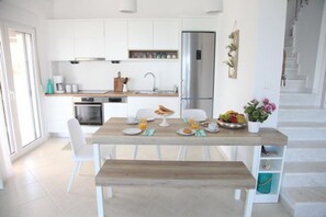 Kühlschrank, Mikrowelle, Ofen, Geschirrspüler