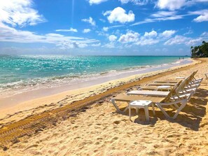 Plage à proximité, chaises longues, serviettes de plage