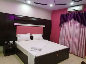 Habitació Deluxe, 1 llit doble, no fumadors | Escriptori, habitacions insonoritzades, bressols i wifi gratuïta 