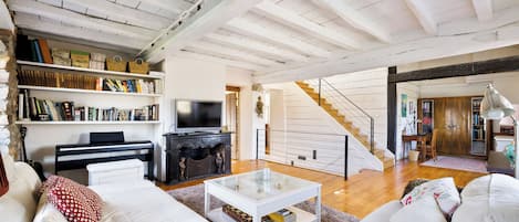 Télévision, cheminée, lecteur de DVD, table de tennis de table