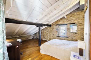 6 chambres, bureau, fer et planche à repasser, accès au Wi-Fi (inclus)