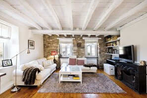 Télévision, cheminée, lecteur de DVD, table de tennis de table