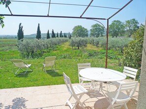 Outdoor dining - A quiet cottage with swimming pool in vineyard (Murviel-Lès-Béziers)