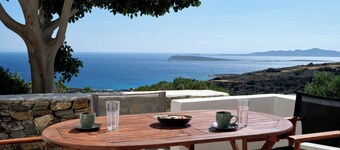 Modern Cycladic house with pool