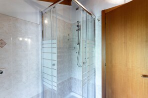 Dusche, Bidet, Handtücher, Toilettenpapier