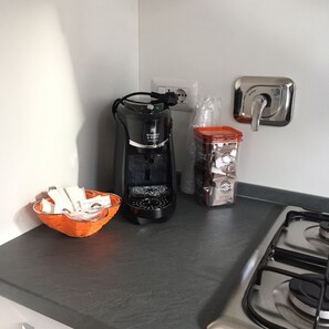 Kühlschrank, Ofen, Herdplatte, Wasserkocher mit Kaffee-/Teezubehör