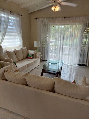 Smart TV, reproductor de DVD y libros 