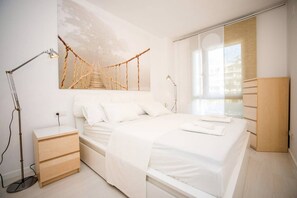 1 bedroom, desk, iron/ironing board, travel crib - Opening Doors Poblenou flat with terrace and pool (Barcelona)