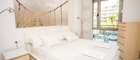 1 室のベッドルーム、デスク、アイロン / アイロン台、旅行用ベビーベッド