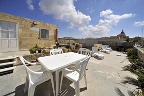 Exclusive-huvila, 2 makuuhuonetta, terassi, osittainen merinäköala | Terassi/patio